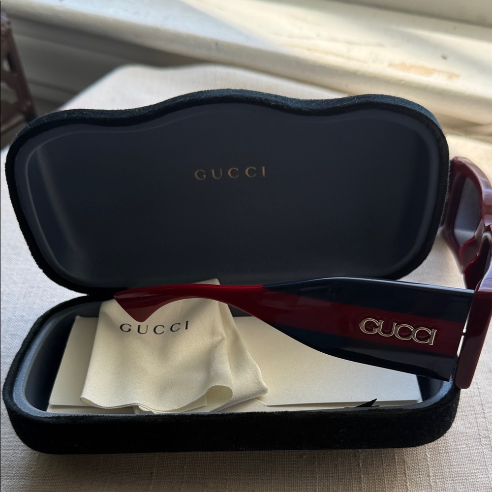Gucci Women's Sunglasses in Red and Blue